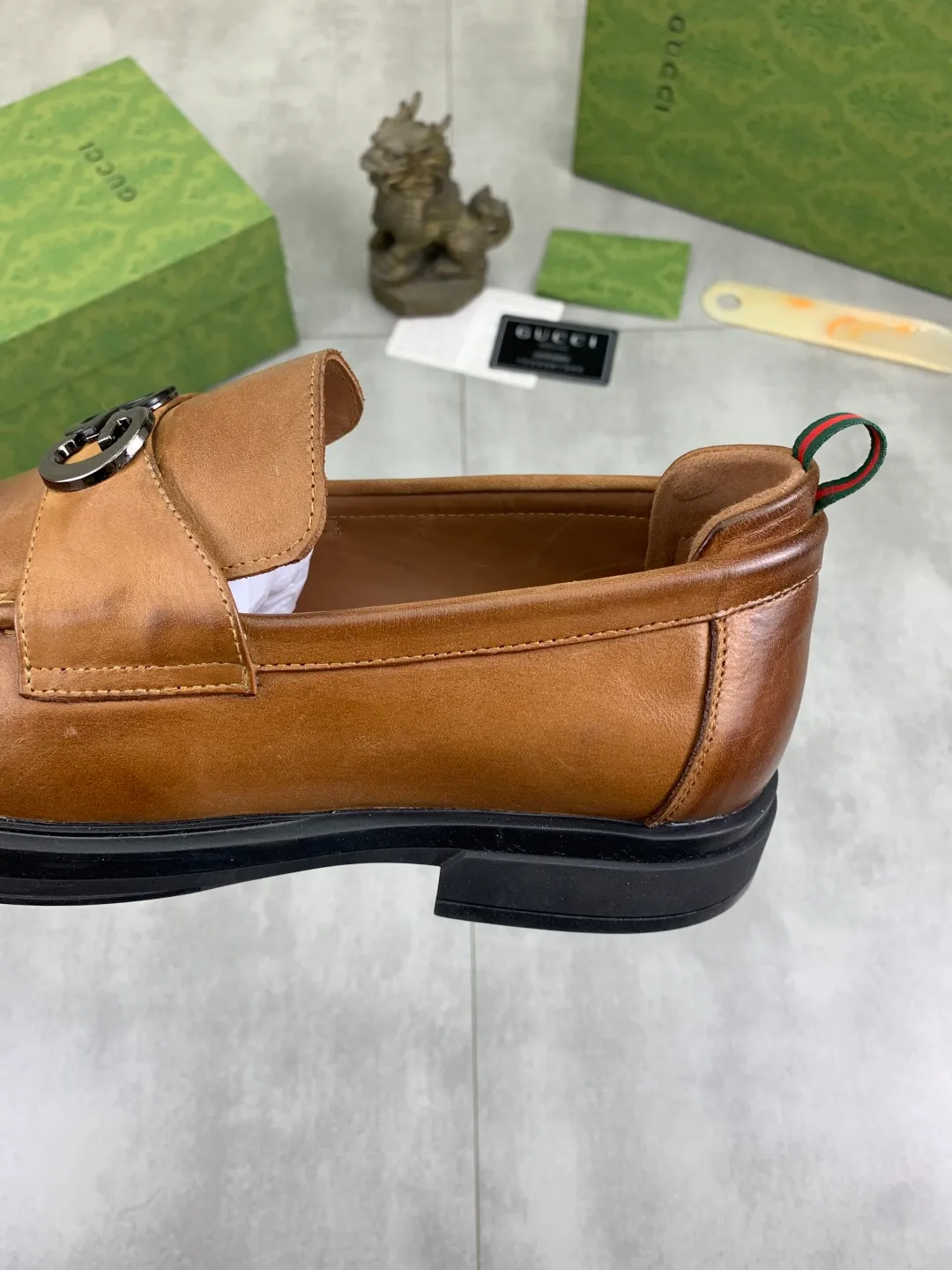Men's shoes💰P500💰【New model, soft and comfortable Gucci classic business leather shoes hot selection (Gucci) official website latest Gucci business leather shoes, hot style 💥 simple and elegant style, exclusive for trendy men. Unique official website latest brand original double G embossed elements 👑 Gucci original decoration, fashionable and generous, the fabric is original calfskin ✅ Fully imported first-layer pigskin lining, the official website specifies wear-resistant, rubber business outsole, the classic model is taken in kind at the counter 🎬38-44 (customized at 45) black Brown optional